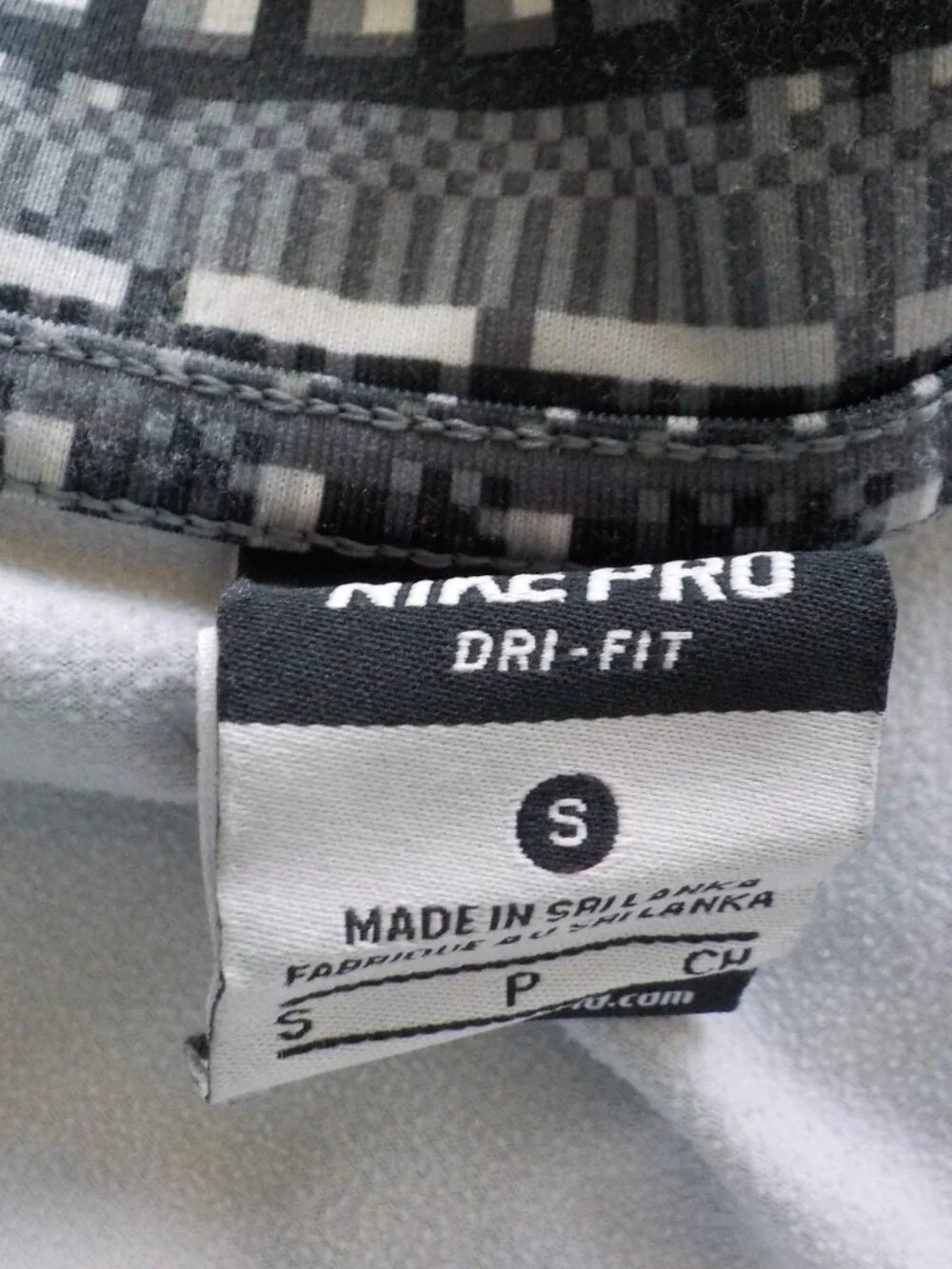 Nike Top Dri-Fit - X-Small/Small - Grey Stripe Long Sleeve 1/4 Zip (2383)